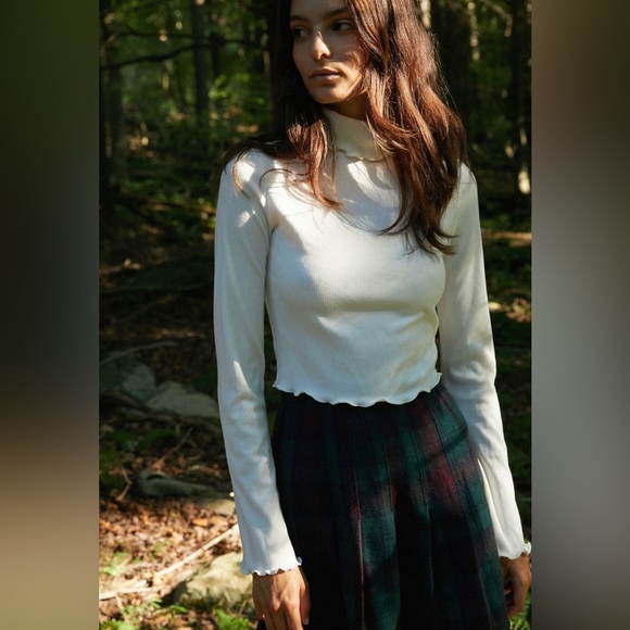 Urban Outfitters lettuce edge turtleneck - Picture 5 of 5